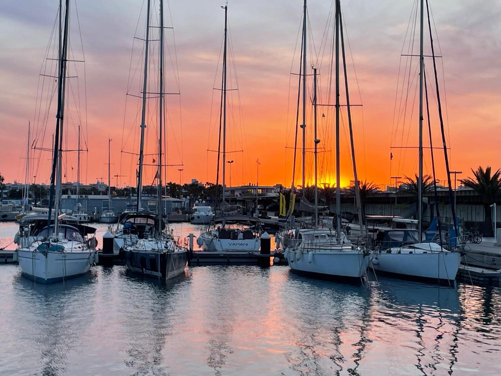 Отель The Valencia Yacht Experience Экстерьер фото